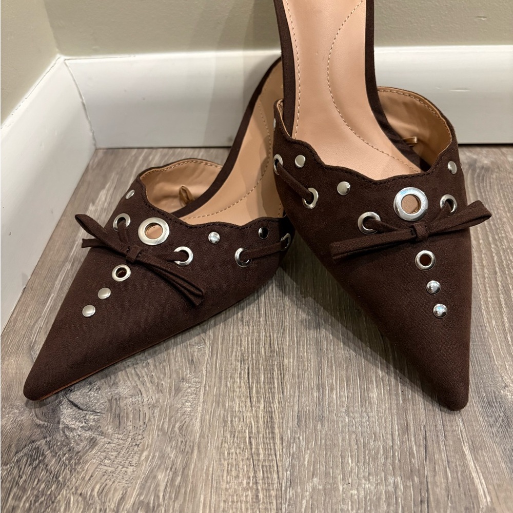 Faux Suede New Kitten Heels with Grommet Embellishments SZ 6 - Picture 2 of 6